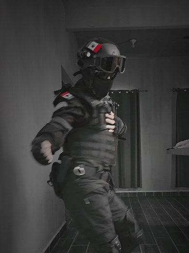 Policía Baila al Ritmo de Futurk