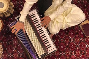 What is a Harmonium (Reed Organ)? The Indian Accordion