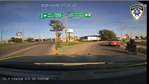 #SLP | 🚨 MOTOCICLISTAS SE CAYERON SOLOS, UNIDADES POLICÍACAS LOS IBAN “ARREANDO” 🐄 🏍️ 🚓 #VialidadSLP 🎥👇🏾 • El video de la unidad policiaca evidencia que los motociclistas cayeron al impactar contra otro vehículo particular, cuando eran “arreados” por tránsitos municipales‼️ | El Candidato MX