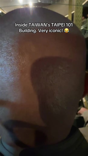 Inside the Taipei 101 skyscraper in Taiwan is the world's largest and heaviest tuned mass damper. As one of the tallest structures in the world, located only 660 feet from a major fault line, earthquakes and high winds are a serious threat. #Taipei101 #trendingvideo #Kargadora #Taiwan