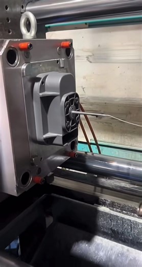 The machine is in the mold testing phase and it's performing very stably#injection #molding #injectionmoldingmachine #injectionmolding #injectionmachine #plastic #plasticproducts #plasticinjectionmolding #plasticinjectionmachine #machine #plasticinjectionmoldingmachine #fyb #foryou #plasticinjection #sourcefactory