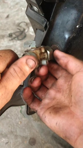 Mantenimiento al tanque y a la lleve del combustible #reelschallenge #motos #mecanica | Rober colmenares oficial