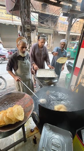 Cooking Crispy Halwa Puri in Pure Desi Ghee🫓| Street Style Pakistani Breakfast #foodie #viralvideos