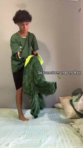 Transformando-se no Rex: A Fantasia do Dinossauro
