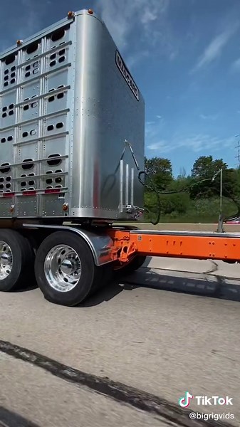 Stretched Peterbilt Bull Hauler | Livestock Trucking