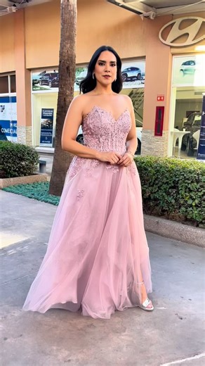 Luce como siempre lo soñaste! 💫 Nuestra colección de vestidos de gala con estilo juvenil ya está aquí: perfectos para brillar en tu evento . 👗 🔸 Brillos espectaculares 🔸 Cortes modernos 🔸 Diseños que roban miradas Disponibles en venta 🛍️ y renta 🎀. Desde lo más juvenil y atrevido 💃 hasta lo más señorial y elegante 👑… tenemos el vestido que hará historia contigo. 💖 📍 Te esperamos en Plaza Punto Mochis 💌 WhatsApp: 668 156 6230 #VestidosJuveniles #BrillaEnTuGraduación #GalaDreams #Estil