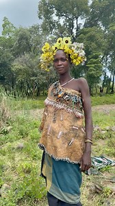 The Surma women, men, and children decorate their bodies and heads with fresh flowers, leaves, and wild herbs gathered from the riverbanks.They use these as adornments, but also as a way to express personal creativity and a connection to the land. They often combine flowers with white mud or red clay in temporary designs. The Surma people's paintings are made with natural clays, charcoal, mineral chalk, and plant pigments.They are applied with fingers, feathers, sticks, or directly with the hand