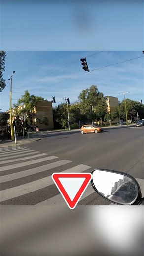 Flashing Yellow Is NOT Green!!! ➡️🔻⬅️ #DangerousSituation #RoadSafety #CloseCall #GoPro #Dashcam
