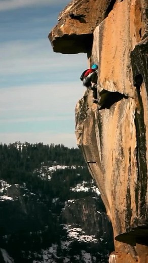 FreeBase in Yosemite! 😱 Climber covering his face since BASE jumping is illegal in Yosemite National Park 🇺🇸 From the amazing film Valley Uprising (2014) by Peter Mortimer and Nick Rosen #climbing #rockclimbing #sportclimbing #bouldering #escalade #klettern #escalada #ninja #freebase #freesolo
