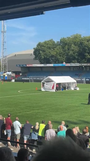 🇺🇸 KNPV Championship 2025 — a moment of pure drive, precision, and raw working power. The Malinois launches with every muscle firing, lifting off and hitting the bite sleeve with explosive intensity. A leap that captures heart, training, and unshakable instinct in one frame. This is why the Malinois stands out in KNPV: total focus, unmatched energy, and teamwork you can feel in every movement. 🇩🇪 KNPV Championship 2025 – Ein Moment voller Energie, Präzision und purem Arbeitsdrang. Der Mali s