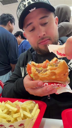 Mayitoo mendozaa (@mayito_916)’s video of in n out