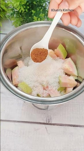 Guava juice 😋 viral Guava juice #Guava #khatriskitchen #hindi