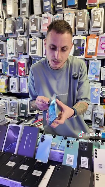 Las’ modestia, că nu mai ține! De la o vreme merg doar pe telefoane sigilate, ca scoase din cuptorul Elonului personal de la Tesla. 😎📱 Ce am eu? Nici la fabrică nu mai găsești, că-s prea fresh! Dacă nu crezi, vino la Stoian în magazin și convinge-te singur. 📍 Lasă bârfele, lasă gura lumii — că ei au rămas în urmă cu două update-uri și un încărcător! Tu fă upgrade la viață, nu doar la telefon. 🔋🚀