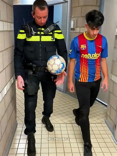 Crazy Barcelona Fan vs Police ⚽🔥
