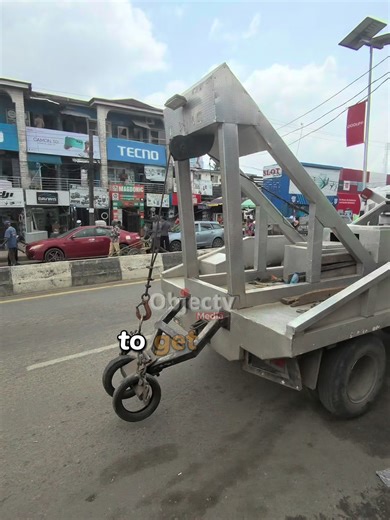 CBD Guys Removing Car Number Plates in Ikeja