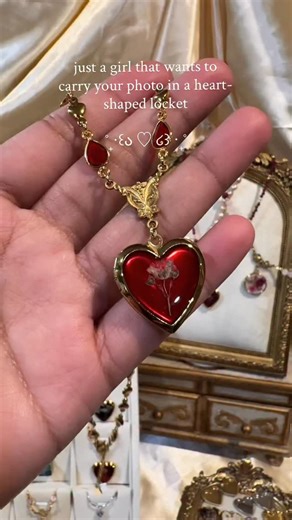 jewelry fairy 🧚🏽‍♀️🇲🇽 on Instagram: "the “Nicole” locket will forever be one of my top favorites ❤️ • #resinart #resinjewellery #handmadejewelry #jewelrydesigner #jewelrymaker #vintageinspiredjewelry #preservedflowers #heartshaped #aestheticjewelry #locket #driedflowersinresin #pressedflowers #locketjewelry"