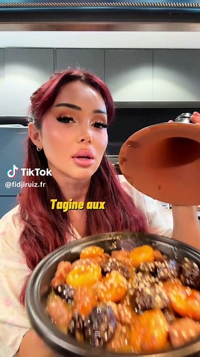 🍯Le tajine aux pruneaux qui met tout le monde d’accord 🤍 ✨ Ingrédients (4 personnes) • 800 g de viande (bœuf ou agneau) • 2 oignons émincés • 2 gousses d’ail hachées (ou 2 c. à soupe de pâte d’ail) • 2 c. à soupe d’huile d’olive • 2 c. à café de gingembre • 1 c. à café de cannelle • 1 c. à café de curcuma • Sel, poivre • 1 cube Knorr bœuf • 1 poignée de coriandre fraîche • 200 g de pruneaux • 100 g d’abricots secs • 2 c. à soupe de miel • 3 c. à soupe de sucre • 1 bâton de cannelle • 50 g d’am