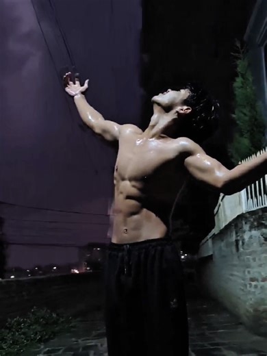 Flexing through the rain.... build not given💪⛈️ . . #flexing #descipline #physique #gymmotivation #fyp