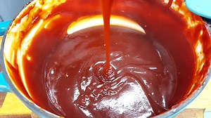 Reteta de pasta, dulceata sau gem de macese, dulce acrisor, perfect pentru clatite sau prajituri. Ingrediente: • 1 kg macese • 500 g zahar • 50 ml zeama de lamaie Mai intai se indeparteaza varful si coditele maceselor. Apoi se spala bine in mai multe ape. Se pun intr-o oala, preferabil de fonta, se acopera cu apa din abundenta si se pun la fiert. In timpul fierberii se va forma o spuma, pe care o indepartati. Fierbeti cu capacul pus timp de o ora si jumatate sau pana cand fructele se pastuiesc u