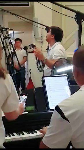 To all aspiring Choral Conductors! Please Watch, Like, Share and especially LEARN. 👍👍👍 #conducting #choir #churchchoir #conductor *video by Paseo Mike | Ronnie Abarquez - Baritone