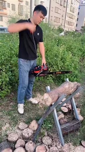 Massive Log Cutting for Firewood Prep! 👍 . . . #Chainsaw #WoodCutting #Firewood #LogCutting #Logger #StumpRemoval #DIYProjects #OddlySatisfying #USA #Reelsfb #Reels #Powertools #fblifestyle | Trending01