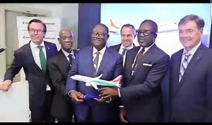 Excellente nouvelle en direct du Dubai Airshow ! ✈️🇨🇮 Air Côte d'Ivoire poursuit sa montée en puissance. Après l’arrivée récente de l’Airbus A330 Neo, la compagnie renforce encore sa flotte avec l’acquisition de quatre nouveaux avions Embraer flambant neufs, annoncée par le Ministre d’État Ministre de la Défense, Téné Birahima Ouattara. Une avancée stratégique qui confirme l’ambition d’Air Côte d’Ivoire de moderniser ses équipements et d’améliorer la qualité de ses services. #RTIinfo #CIV225 #