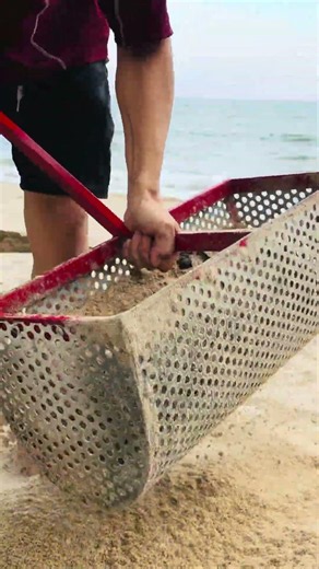 해변 쓰레기를 치웠을 뿐인데... 모래 속에서 의문의 붉은 보석 목걸이 발견?! 📿🔴