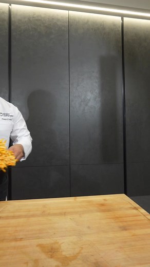 Just made a zesty plate of spaghetti with lemon! 🍋🍝 Light, refreshing, and perfect for summer. Have you tried this citrusy twist on pasta Full recipe on : https://www.giallozafferano.com/social-bites/Lemon-Spaghetti-with-Red-Shrimp-and-Zucchini-Flowers | Giallozafferano Loves Italy