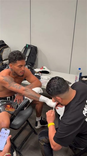 Salomon getting the hands ready for war. 🥊🛡️