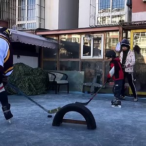 149K views · 49 reactions | Zhang transformed his balcony into an ice hockey rink and picked up his stick after 20 years. Check out more trending stories on ITK: https://bit.ly/39pSMAR | In The Know | Facebook