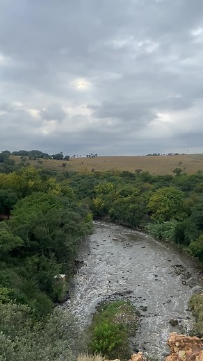 Weekends are for hiking 🥾 We spent our Saturday morning connecting and hiking at Hennops Hiking Trail. Hennops is a popular hiking spot situated just outside of Joburg and Pretoria. The 10km rocky terrain is always a great challenge for beginners and experienced hikers. The perfect activity to break your daily routine and get out of the bustle of the city 🍃 #OutdoorAdventures #Hiking #Nature #Hennops