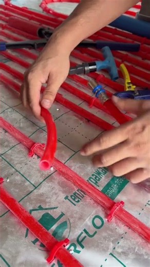 How Pro Plumbers Join PEX Pipes for Underfloor Heating 🛠️ #PlumbingHacks #UnderfloorHeating #PEXpipe
