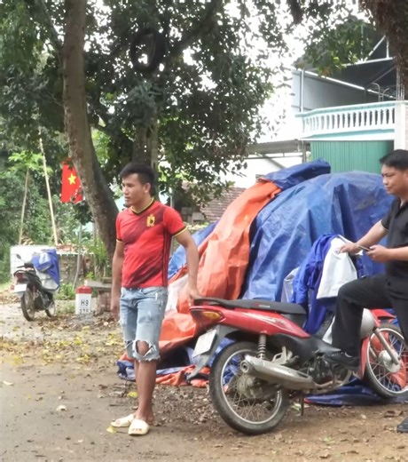 77K views · 1.7K reactions | 6 Homeless single mother receives old house from kind woman. Improves new life | Hard lifeshow | Facebook