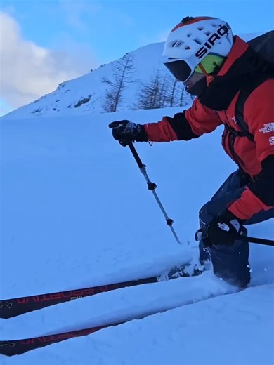 Día épico ayer en la #marmolada con condiciones excepcionales de nieve ❄️😁☀️⛷️ Gracias a @santini.c @proguide @la_guidalpina @luca_caronti @paolo.ongaro95 @giozac.mountainguide @freedolomites por enseñarnos los mejores rincones de su casa 🏔🙌 @lasportivagram @lasportivaspain 🎿 @ski_trab ☃️ #ski #Dolomites #italy 🇮🇹