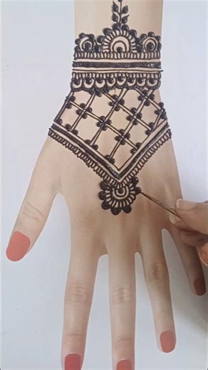 Simple & Elegant Mehndi Design for Hands