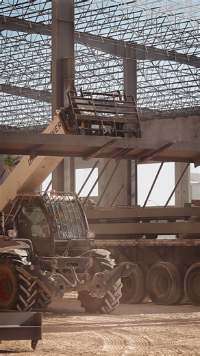 Así se vive una obra de TEMSA: avance real, estructura sólida y un equipo que construye con intención. Acompáñanos a recorrer parte del proceso que da forma a proyectos industriales de gran escala. Cotiza tu proyecto hoy: www.tecnologiaestructural.com #TEMSA #TecnologíaEstructural #SteelJoists #EstructurasMetálicas | TEMSA