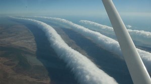 Le "morning glory cloud", un nuage rare et impressionnant que les pilotes s'amusent à surfer