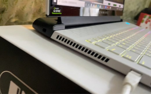 外星人m17 r4 3080版不间断双烤10分钟测试，结尾附全速模式噪音对比，鄙人没有分贝仪。