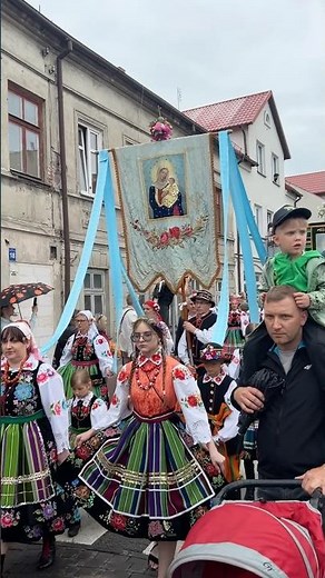母国ポーランドで昨日は聖体祭でした。これからは民族的な、その時の#行列 をご紹介したいです。#民族衣装 がきれい。ご覧ください。数回に分けてアップしますPolish #corpuschristi