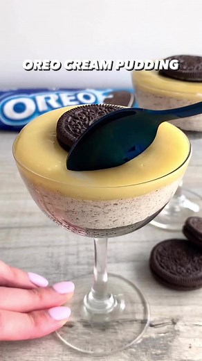 4-INGREDIENT OREO CREAM PUDDING 😍 This Oreo pudding is so creamy and delicious! It has a buttery Oreo base, with an Oreo cream filling, topped with a sweet white chocolate ganache 🤤 It’s so quick and easy to make and you can eat it straight away if you want to 😘 Sound on for full instructions 🔉 All you need is: 5 Oreo’s 2 whole 10g salted butter, melted 80ml 20ml double cream 50g white chocolate Makes 2 glasses Enjoy! #fitwaffle #fitwafflekitchen #fyp #foryou #foryoupage #oreo #oreocreamchee