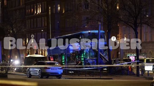 Blåljusbilder on Instagram: "Polisens identifieringsarbete vid större olyckor En vecka har gått sedan bussolyckan på Valhallavägen i Stockholm. Utöver arbetet med att inledningsvis hantera den operativa delen och utreda vad som låg bakom olyckan är en del av polisens ansvar att påbörja arbetet med identifiering av de avlidna. När en person avlider ska personen identifieras. Det är polisen som ska säkerställa att möjlighet till identifiering säkras och kan genomföras. Vid en olycka som den på Val