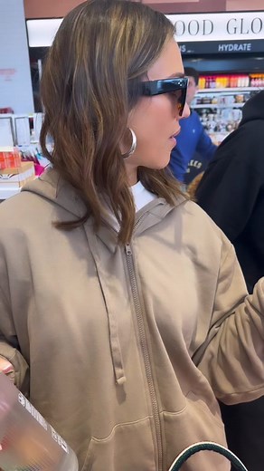 I like all the #snacks I can get - mind yoooo business! 😂 #NYC ➡️ #ATL - our last stop on the @Honest Renovations press tour ✌🏽