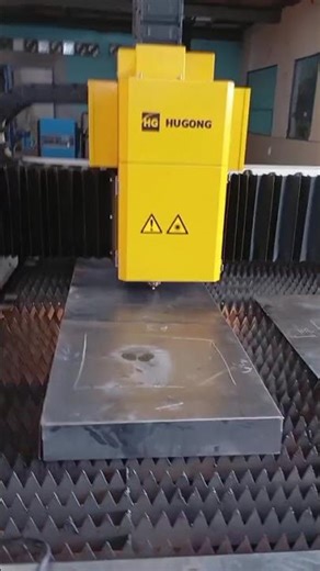 Cutting Plat Besi Yang Sudah Ditekuk Menggunakan Mesin Bending