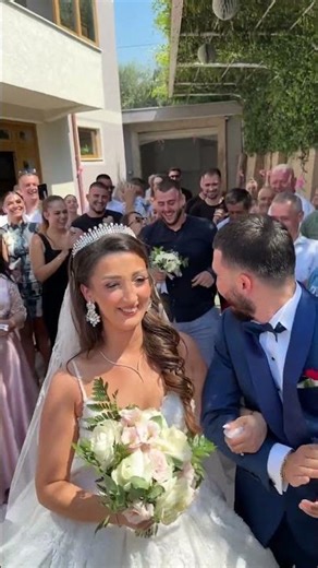 Dalja e nuses nga shtepia 🥰👩‍❤️‍👨 #wedding #albania #hidajetdervishi #studiojeti #bride #love