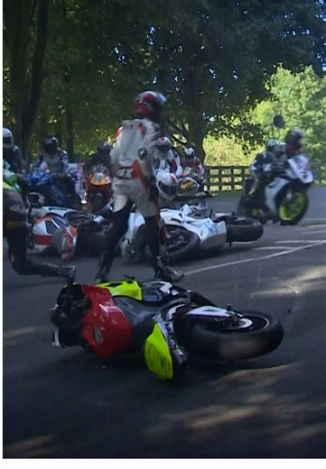 Strike! 🎳 🇩🇪 Das “Road Racing“ zählt zu den gefährlichsten Motorsport-Kategorien der Welt, bei dem die Fahrer bei Geschwindigkeiten von teils über 300 km/h ihr Leben auf das Spiel setzen. Wie schnell dabei etwas schief gehen kann, zeigt das obige Video, bei dem ein Pilot während der Startphase stürzte und dabei einen Großteil des Feldes in einer engen Haarnadelkurve abräumte. 🇬🇧 “Road Racing” is among the most dangerous forms of motorsport, with riders pushing beyond 300 km/h on narrow publ