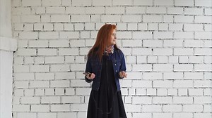 Woman dancing with her smartphone - Free Stock Video