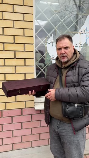Elegant Velvet Box with Scorpion Glass Cups