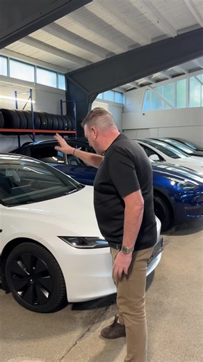 🔥 TESLA MODEL 3 HIGHLAND – NUR 199 € IM MONAT 3 JAHRE PREMIUM-GARANTIE INKLUSIVE! Ja, richtig gelesen: 199 € monatlich – und 3 Jahre Premium-Garantie ohne Kilometerbegrenzung sind bereits enthalten. Dieses Tesla Model 3 Highland ist gerade bei uns verfügbar – und wir haben daraus ein richtig interessantes Finanzierungsangebot gemacht. 🛡️ 3 JAHRE PREMIUM-GARANTIE BEREITS ENTHALTEN! Nicht nur günstig finanzieren, sondern auch langfristig abgesichert fahren. Wir setzen bei unseren Fahrzeugen auf 