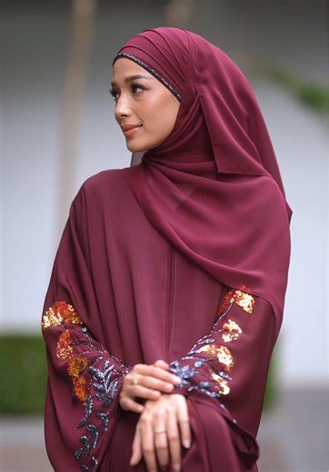 Ramai yang request tutorial shawl layering macam ni 👀 this video untuk korang semua. Jangan lupa save and boleh styling dwngan fav abaya korang ya 🥰😍 #munawwareen #elnaraabaya #fyp #fyppppppppppppppppppppppp #abaya