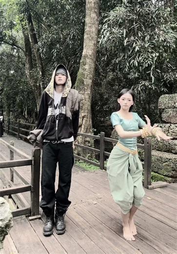 The differenc@𝔐𝔬𝔫𝔦𝔢 𝔯𝔞𝔠𝔥𝔞𝔫𝔞_រចនា #vibes #foryoupage #khmer #OOTD #angkorwat